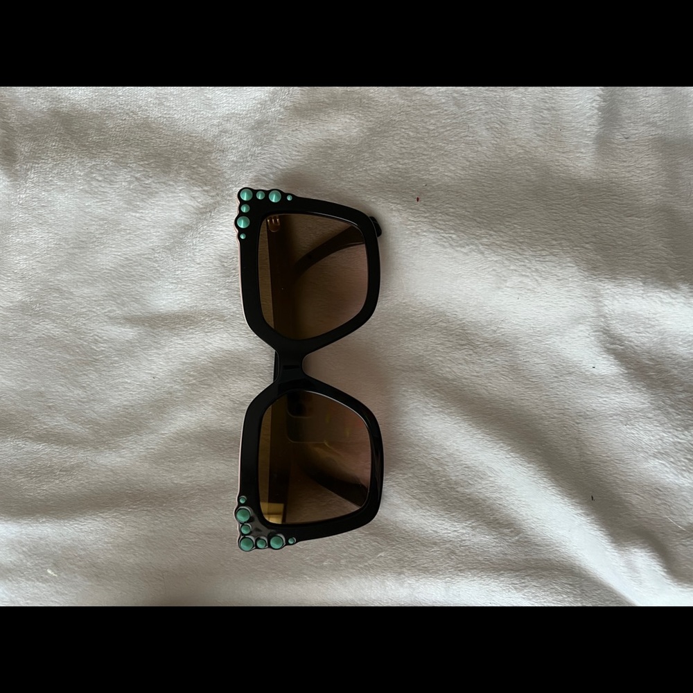 Fendi sunglasses never worn! Come with originally authentication and duster!!